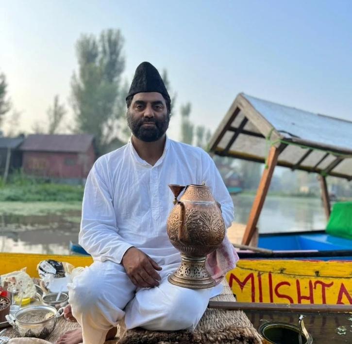 Kashmiri Man Serves Sixteen Ingredients Of Kehwa At Floating Waters Of Dal Lake